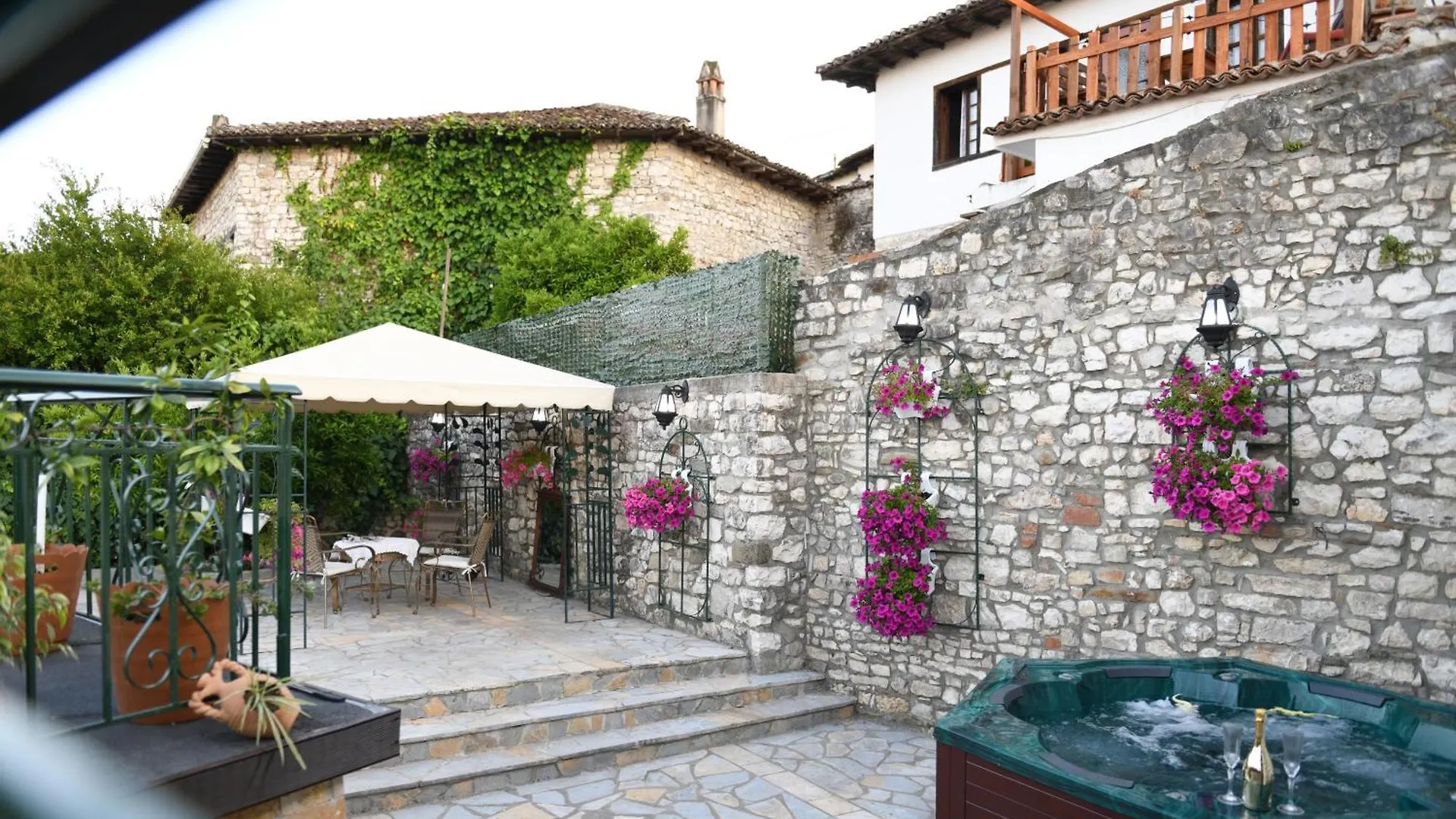Sokaku Monark Villa Berat