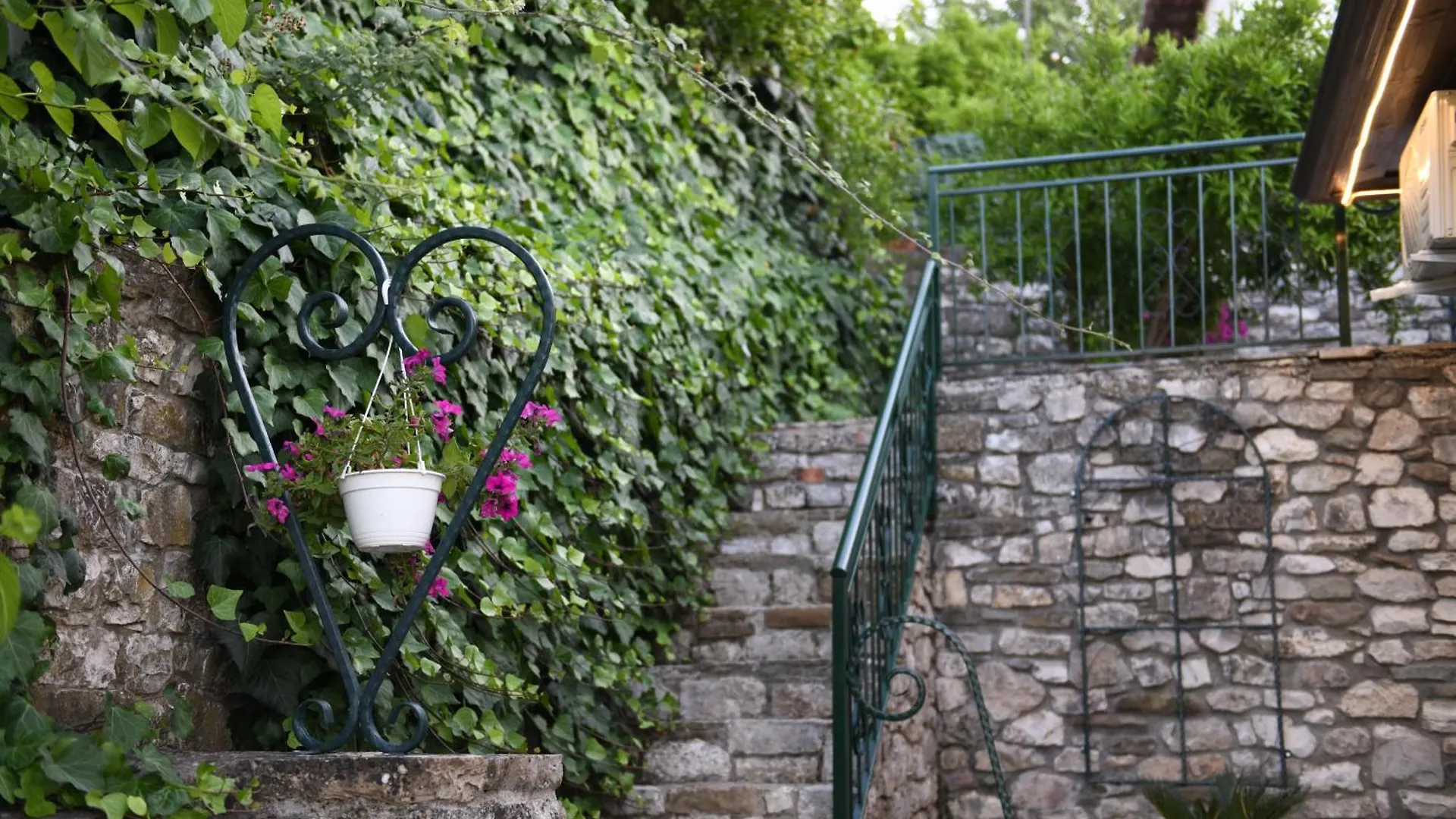 Sokaku Monark Villa Berat