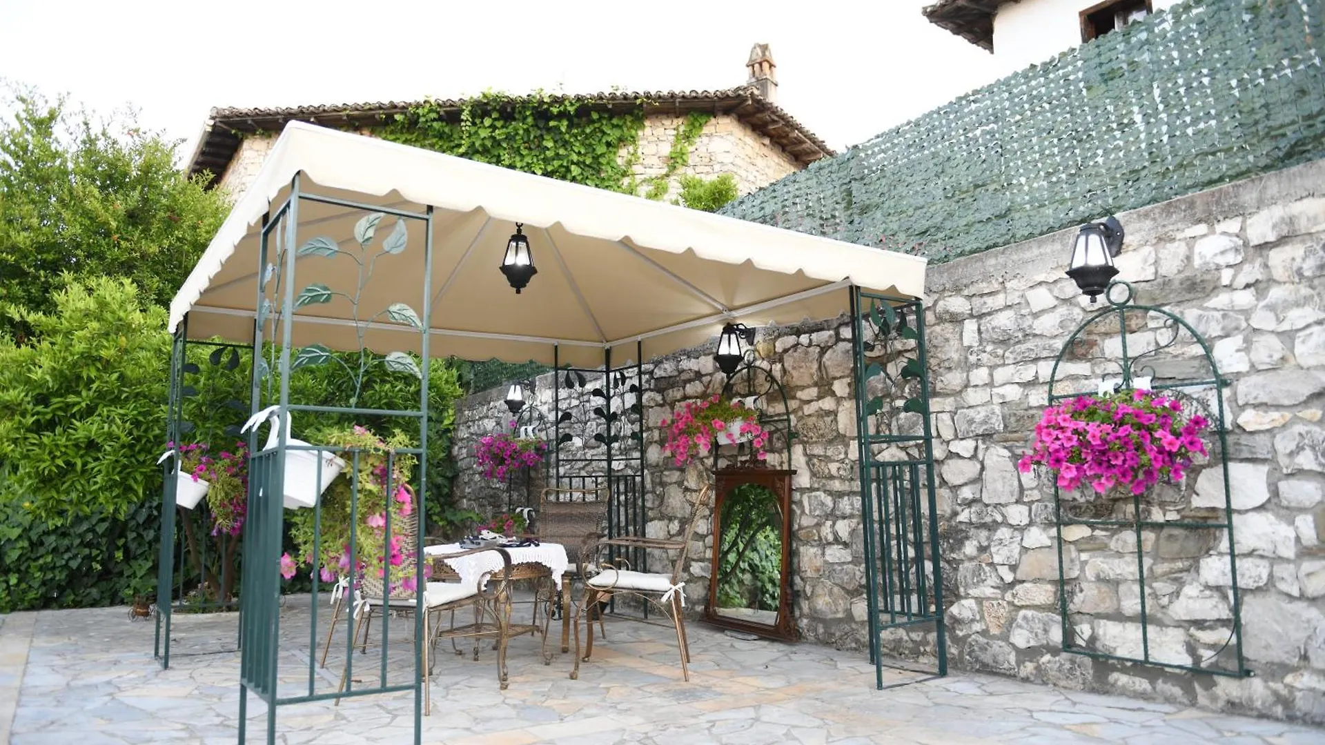 Sokaku Monark Villa Berat 0*,  Albania